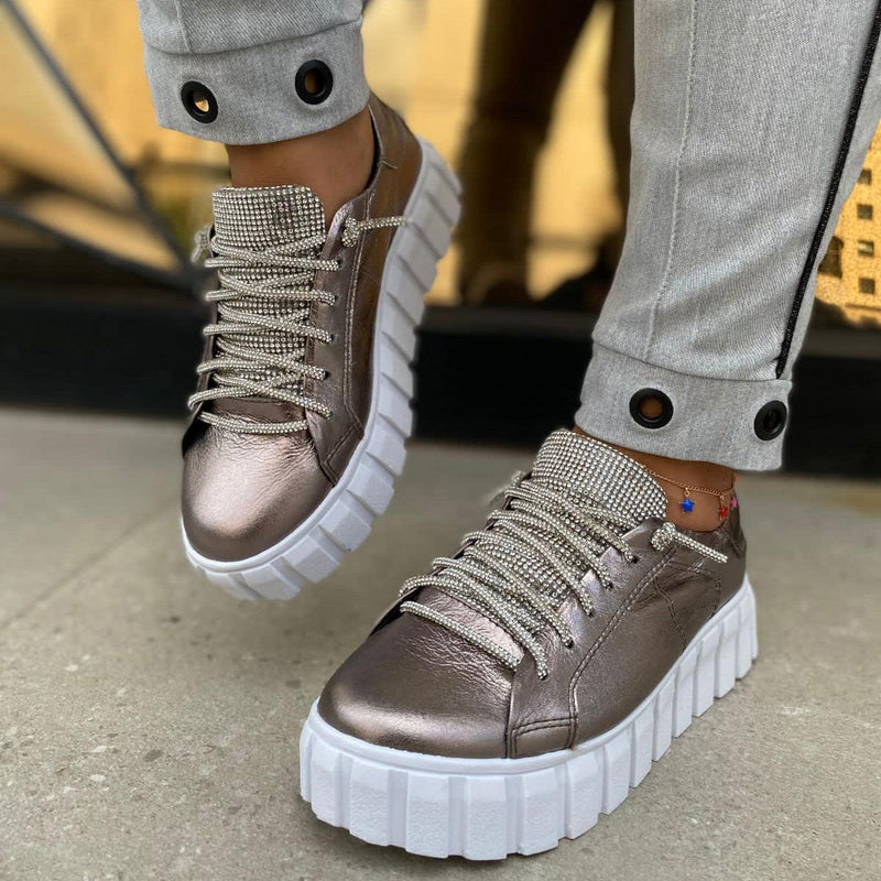 Tênis Feminino em Couro e Detalhes Strass - Veagle