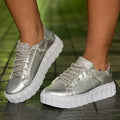 Tênis Feminino em Couro e Detalhes Strass - Veagle